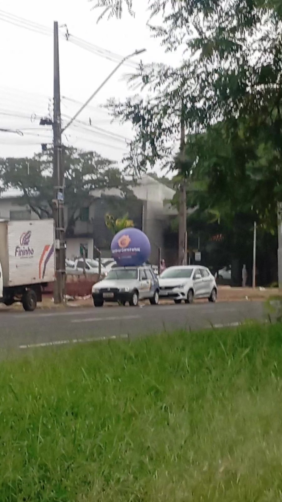 Carro InflaUp com inflável promocional rooftop